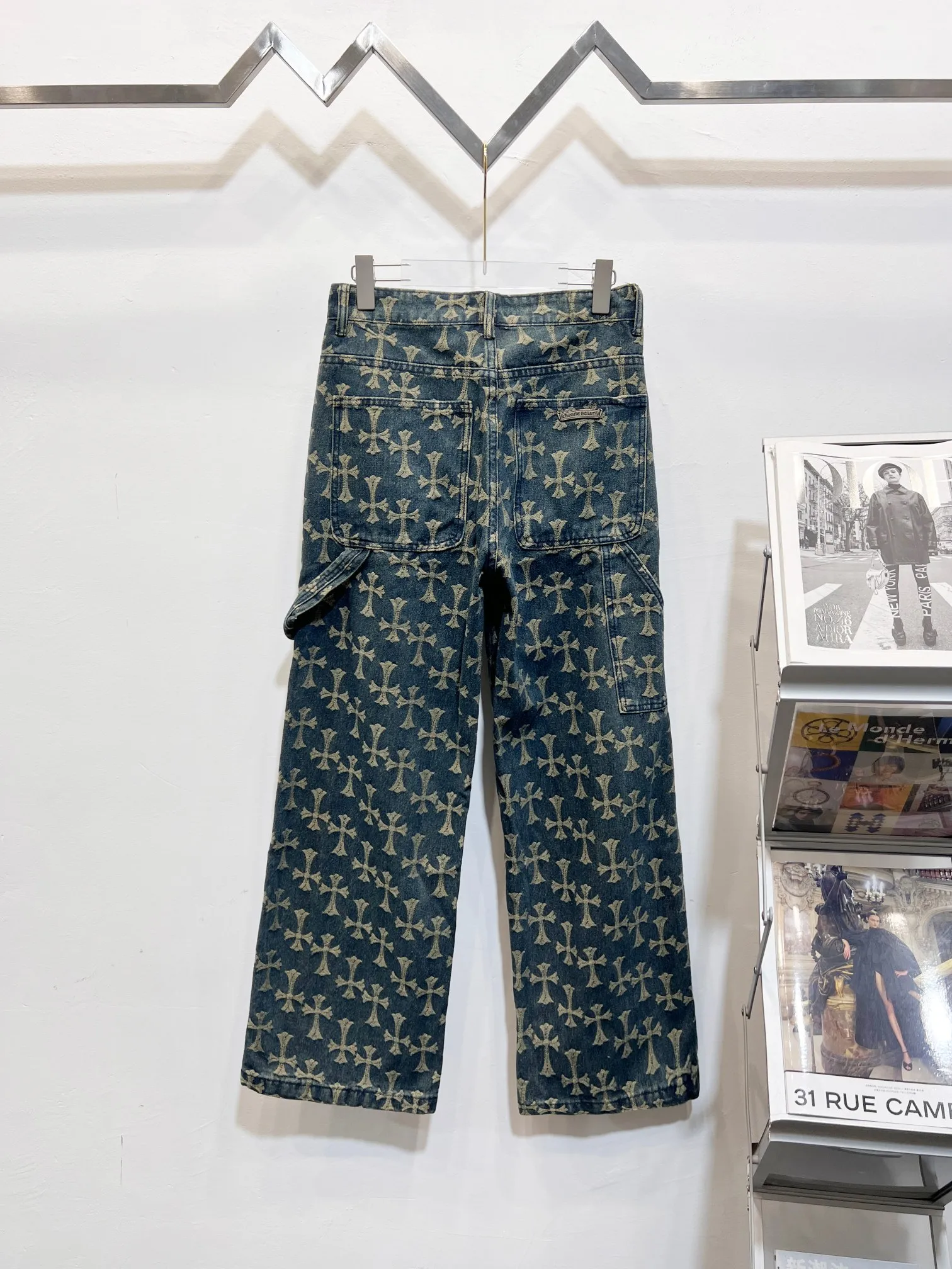 P230 Style No.: (r070) Chrome Hearts double-sided full logo jacquard dark pattern heavy-duty full-print cross jeans. The same style as the Internet celebrity star. Cross-printed denim jacket. The unique cross design element and all-over printing are full of design. It is made of 100% denim cotton fabric with heavy coarse yarn count, which ensures a stiff and tough silhouette while being soft, comfortable and breathable. The lapel is designed with silver buttons and is full of texture. The classic white cross logo is all over the dress, making it a perfect versatile style for spring and summer! Customized jacquard fabric, you can wear it in various styles. This gender-neutral shirt is a must-have for nightclubs. It can be worn as a jacket for both men and women. It can be easily worn by both men and women! The original loose version is made of high-quality pure cotton fabrics. The fabric pattern is high-definition and delicate without burrs. It is comfortable and breathable to wear. All the buttons are molded and customized. It is casual and fashionable and can be matched with any bottoms. It can be windproof and sunproof in spring and summer. It can be worn outside in autumn and winter! Easily concave shape makes you look slimmer and taller, perfect for both men and women! Customized main label, accessories, fully washable, whole body wiring, quality control, no heads!  Luxurious dark high street, Hollywood's luxury brand, 22SS's latest couple's leather cross short-sleeved T-shirts, all reflect their own unique style! Made of thick black cotton, goatskin appliqués, hand-sewn custom metal hardware, and silicone varnish printing, multiple materials collide to create a unique texture. It also incorporates ChromeHearts medieval-style Sanskrit fonts and classic horseshoes, creating a unique and charming dark texture under the graceful arcs and all-black shadows, full of artistic sense!